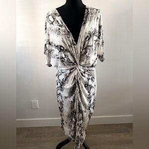 Sexy snake print dress!
Fashion Nova